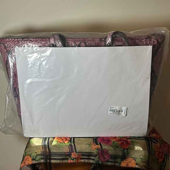 NWT Badgley Mischka tote. - Picture 9 of 9